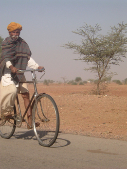 Uomo su bicicletta in Rajasthan